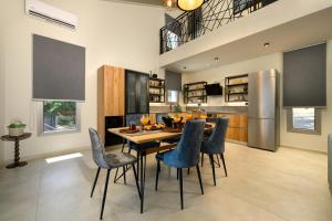 Кухня или мини-кухня в CorfuVille Luxury Villas
