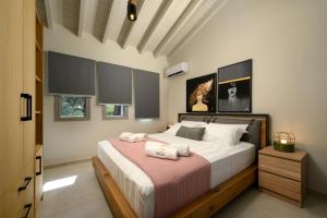 Кровать или кровати в номере CorfuVille Luxury Villas +150 фотографий