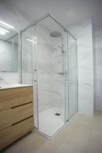 Un baño con ducha con mampara de cristal. en Sailor Home Apartamento con vistas al puerto de Santander, en Santander