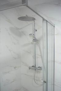 ducha con puerta de cristal y cabezal de ducha en Sailor Home Apartamento con vistas al puerto de Santander, en Santander 22 fotos más
