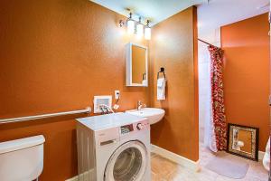 Et badeværelse på Fully Furnished Downtown Apartment - Pet Friendly! + 10 billeder