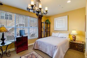 En eller flere senge i et værelse på Fully Furnished Downtown Apartment - Pet Friendly!