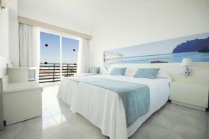 A bed or beds in a room at azuLine Hotel Bahamas y Bahamas II