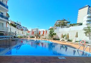 ein großer blauer Pool in einem Gebäude in der Unterkunft in the heart of Playa del Inglés in San Bartolomé de Tirajana