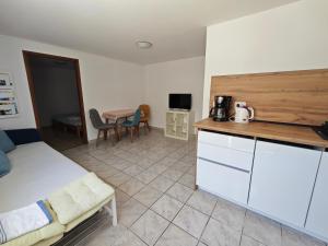 Kuchyň nebo kuchyňský kout v ubytování Apartments by the sea Veli Losinj, Losinj - 8031