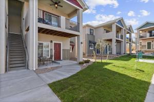 une maison avec une pelouse devant dans l'établissement New Lower Condo-mins to downtown-Pet Friendly, à Colorado Springs