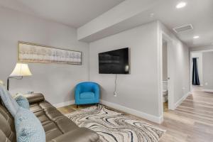 un salon avec un canapé et une télévision dans l'établissement New Lower Condo-mins to downtown-Pet Friendly, à Colorado Springs