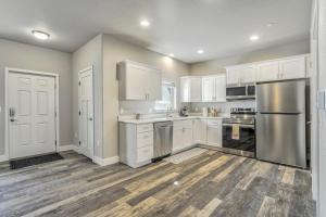 une cuisine avec des armoires blanches et des appareils en acier inoxydable dans l'établissement New Lower Condo-mins to downtown-Pet Friendly, à Colorado Springs
