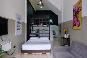 a bedroom with a bed and a couch in it at Apto Rústico,Estilo y Encanto. in Armenia