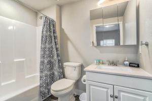 Ένα μπάνιο στο Ground Floor Condo-mins to downtown-Pet Friendly +16 φωτογραφίες