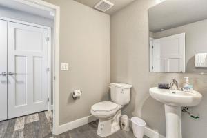 Ένα μπάνιο στο New Lower Unit Condo-Pet Friendly-North CS-USAFA +17 φωτογραφίες