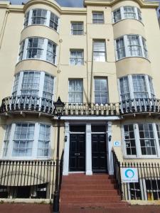 un grande edificio giallo con balcone di Central Wave a Brighton & Hove