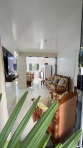 Ruang duduk di Casa das Bromélias- 2 Quartos climatizados -Casa com Quiosque em meio à natureza!
