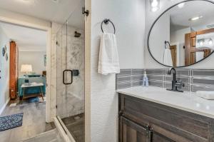 ein Badezimmer mit Waschbecken und Spiegel in der Unterkunft Walkable to downtown restaurants & bars-Fire Pit in Colorado Springs + 4 Fotos