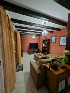 a living room with a couch and a tv at El Mirador Vistas muy bonitas in Breña Baja