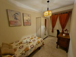 a bedroom with a bed and a desk and a lamp at El Mirador Vistas muy bonitas in Breña Baja