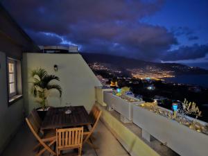 a balcony with a table and a view of the city at El Mirador Vistas muy bonitas in Breña Baja