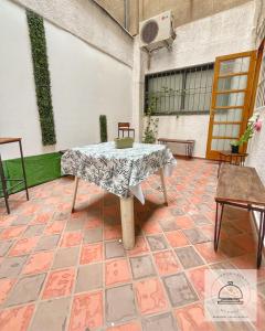 メンドーサにあるDepartamento centrico con terraza Mendoza plaza Independenciaのパティオ(テーブルクロス付) +32枚の写真