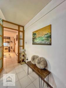メンドーサにあるDepartamento centrico con terraza Mendoza plaza Independenciaのリビングルーム(ベンチ、テーブル付)