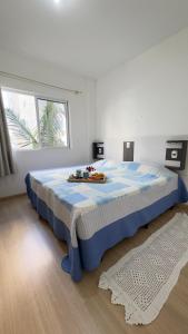 En eller flere senge i et værelse på Apto Lírio do Vale - 3 Quartos -Apto Espaçoso com Varanda e Vista para o Vale - ao lado do Parque Termal! + 21 billeder