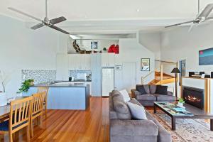 TV a/nebo společenská místnost v ubytování 4 Whitecrest Great Ocean Road Resort - Ocean View