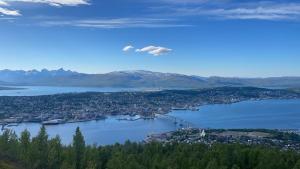 una vista aerea di una città e di uno specchio d'acqua di Aurora Tromsø Apartment a Tromsø
