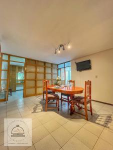 TV a/nebo společenská místnost v ubytování Departamento centrico con terraza Mendoza plaza Independencia + 31 fotografií