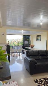 Χώρος καθιστικού στο Casa dos Gerânios com Piscina - 4 Quartos climatizados, espaçosa ideal para encontro de grupos e familiares, próximo do Parque Termal! +28 φωτογραφίες