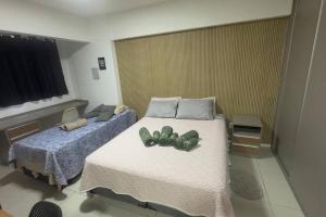 een slaapkamer met twee bedden en een tv aan de muur bij Lindo e aconchegante Stúdio mobiliado - Centro in Araraquara +31 foto's