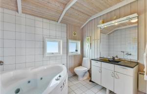Koupelna v ubytování Amazing Home In Nordborg With 3 Bedrooms, Sauna Wifi