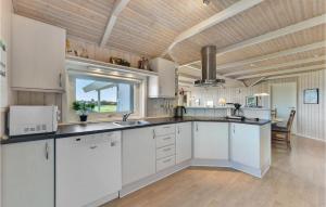Kuchyň nebo kuchyňský kout v ubytování Amazing Home In Nordborg With 3 Bedrooms, Sauna Wifi