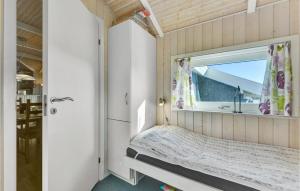 Postel nebo postele na pokoji v ubytování Amazing Home In Nordborg With 3 Bedrooms, Sauna Wifi
