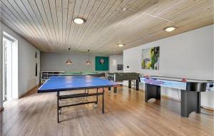 Πινγκ πονγκ στο 8 Bedroom Stunning Home In Ebeltoft ή εκεί κοντά