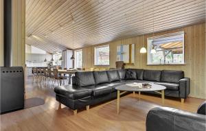 Χώρος καθιστικού στο 8 Bedroom Stunning Home In Ebeltoft