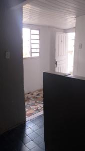 una stanza vuota con cucina e finestra di Casa do Marcelão a Rio de Janeiro