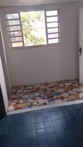 Camera con pavimento piastrellato e finestra. di Casa do Marcelão a Rio de Janeiro