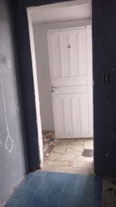 porta bianca in camera con pavimento piastrellato di Casa do Marcelão a Rio de Janeiro Altre 7 foto
