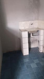 una scrivania bianca in una stanza con pavimento piastrellato di Casa do Marcelão a Rio de Janeiro