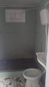 un bagno con un water e un lavandino di Casa do Marcelão a Rio de Janeiro