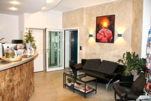 ein Wohnzimmer mit Sofa und Tisch in der Unterkunft Opera Hotel Köln in Köln