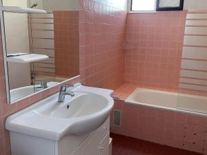 Kúpeľňa v ubytovaní Studio avec Terrasse et Parking à 300m de la Plage - Résidence Privée à Collioure - FR-1-309-372
