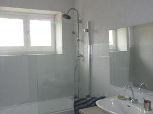 a white bathroom with a shower and a sink at Maison avec jardin clos et terrasse couverte en Touraine, proche des châteaux et nature préservée. - FR-1-381-574 in Manthelan +28 photos