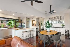 Una cocina o cocineta en Living On The Edge - A Private Oasis in Paradise