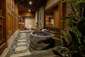 ウブドにあるBubu Mesari Ubud Villaのバスルーム(大きな石造りのバスタブ付)が備わります。 +37枚の写真
