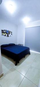 a bedroom with a blue bed in a room at Departamento Frente al Mar entre Veracruz y Boca del Rio in Veracruz