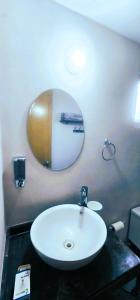 a bathroom with a white sink and a mirror at Departamento Frente al Mar entre Veracruz y Boca del Rio in Veracruz