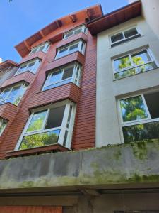 Το κτήριο όπου στεγάζεται  το διαμέρισμα