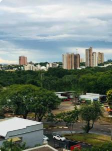 a view of a city with tall buildings and a parking lot at Apartamento compartilhado comigo mais 2 felinos in Foz do Iguaçu