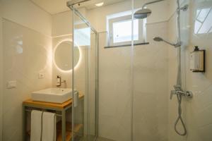 un baño con lavabo y ducha en Azimute 2, en Angra do Heroísmo 27 fotos más