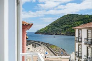 Una vista del océano desde un edificio en Azimute 2, en Angra do Heroísmo